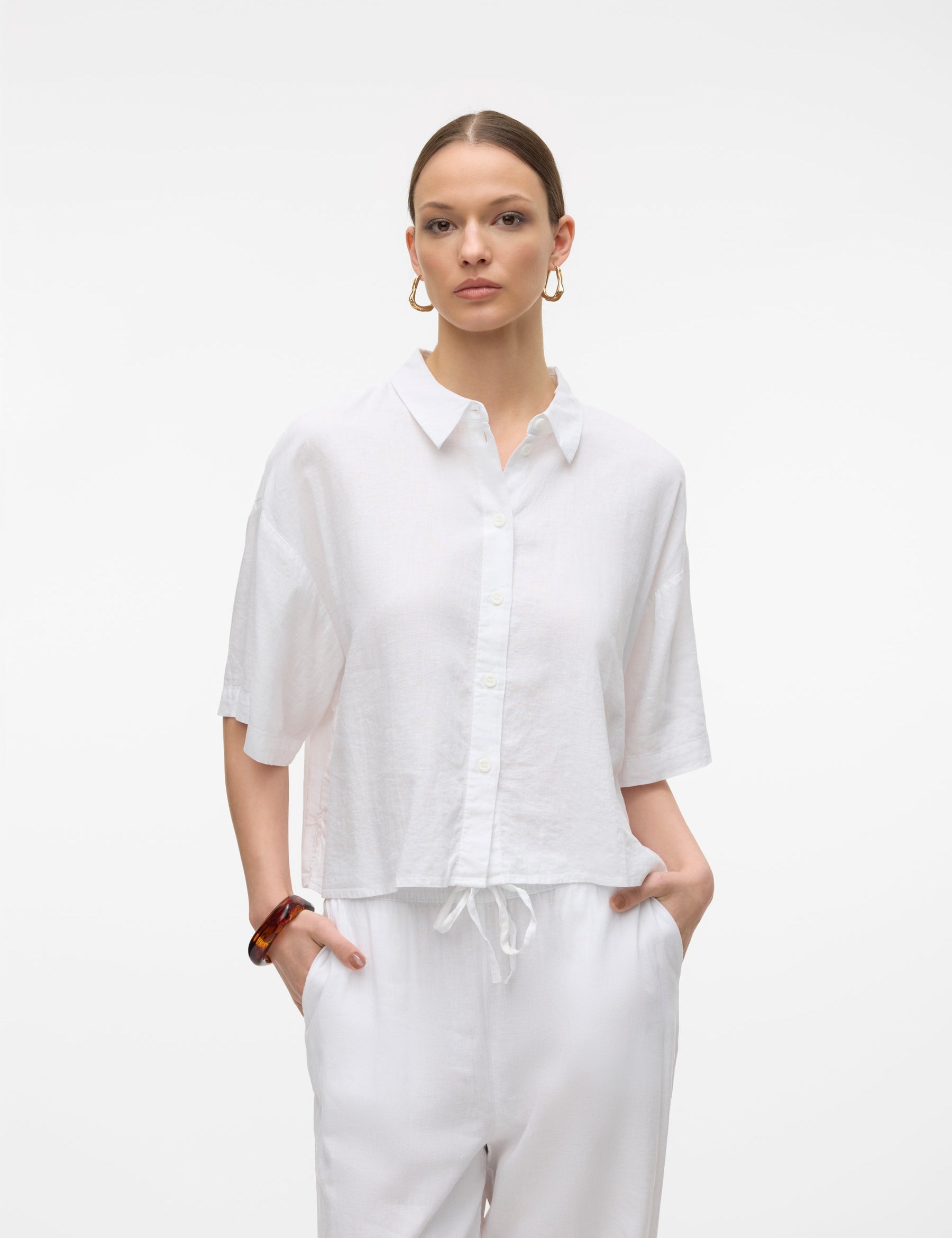 VERO MODA VMLINN 2/4 short shirt in snow white - Image 1