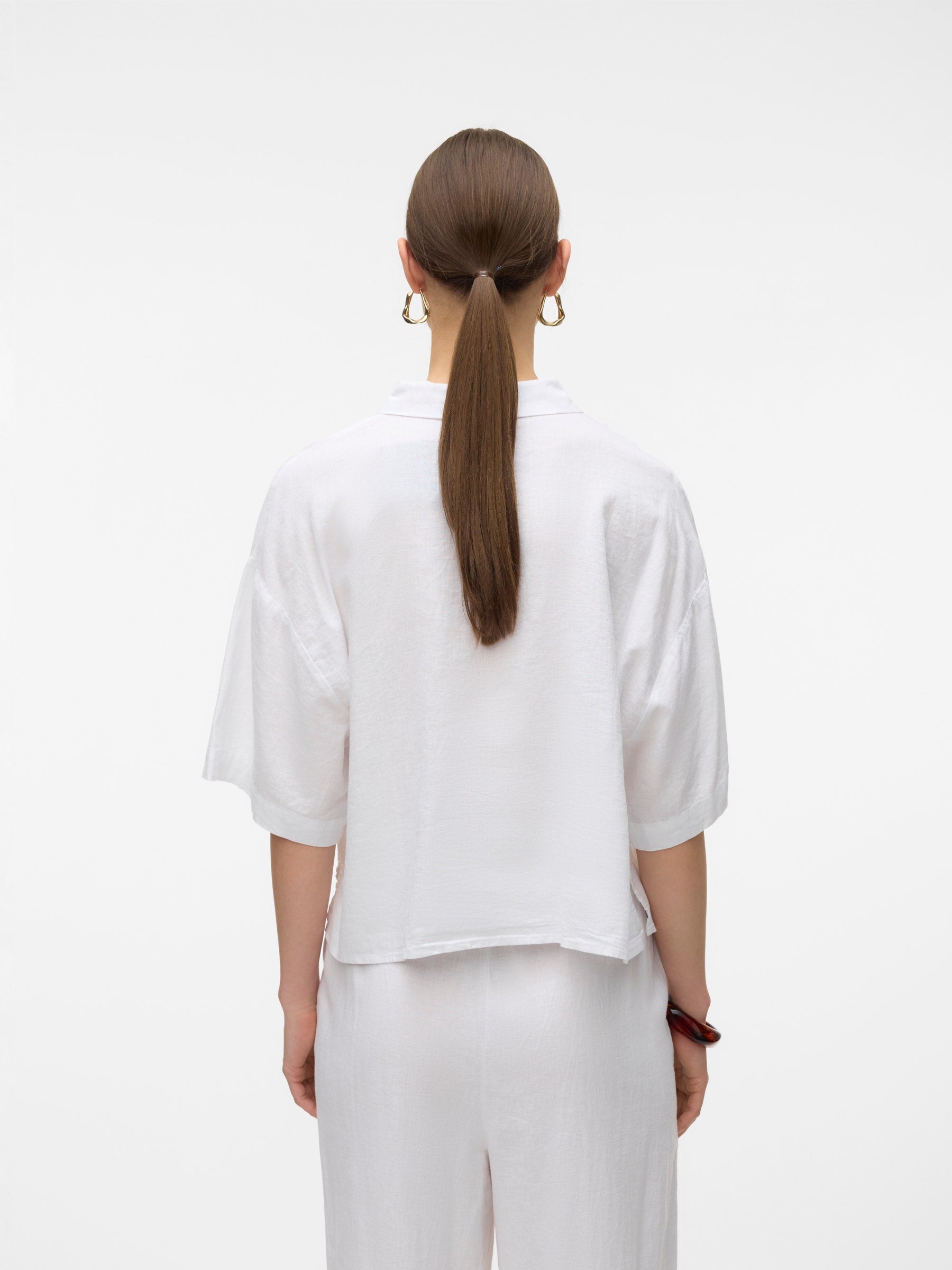 VERO MODA VMLINN 2/4 short shirt in snow white olga moon rock - Image 2
