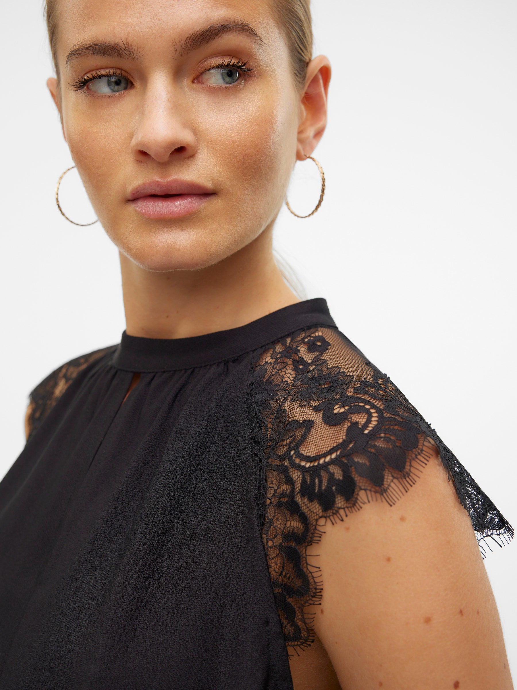 VERO MODA VMMILLA lace tee in pumice stone - Image 6