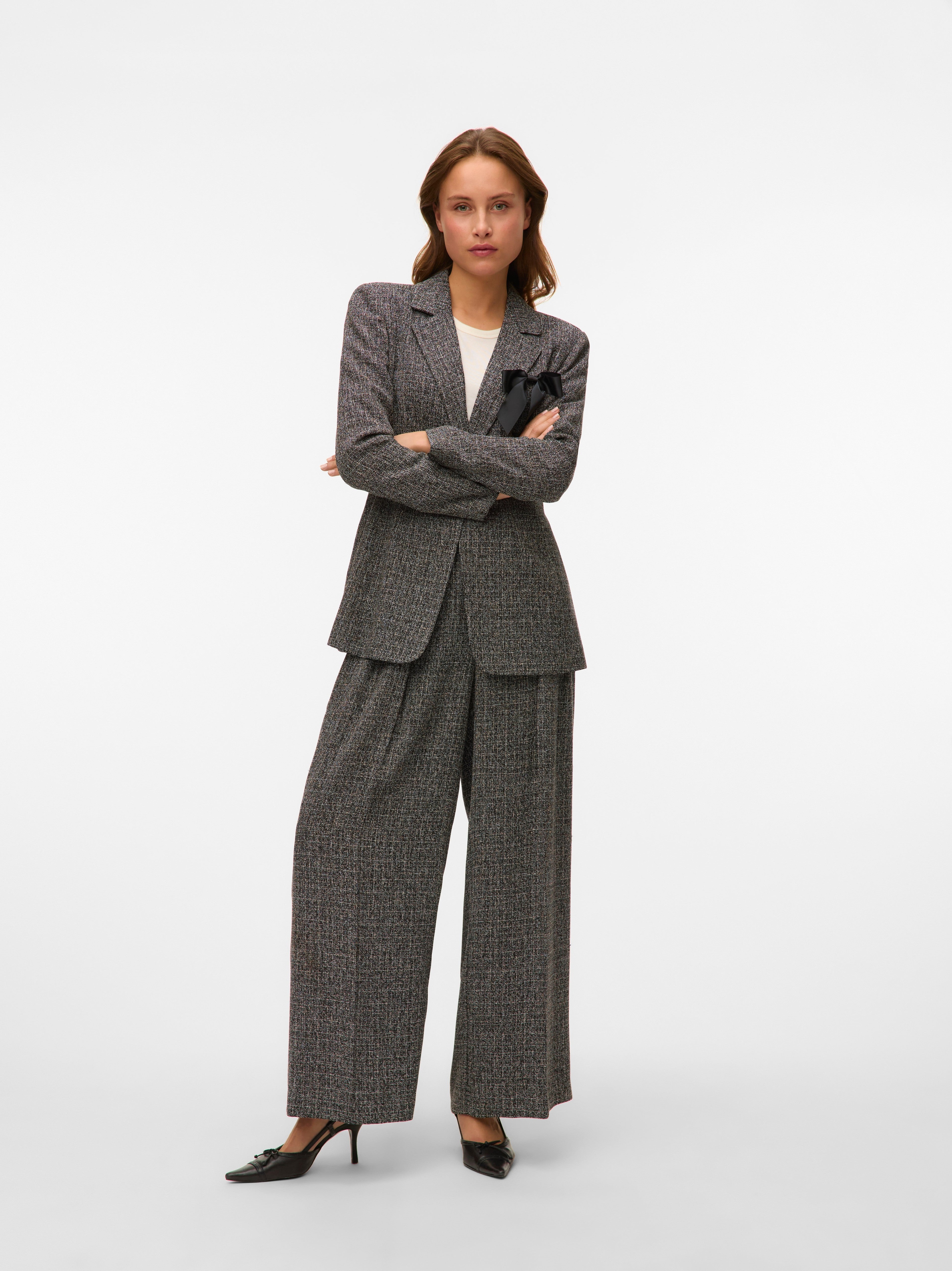 VERO MODA VMPERLE super wide pant in black salt and pepper - Image 4