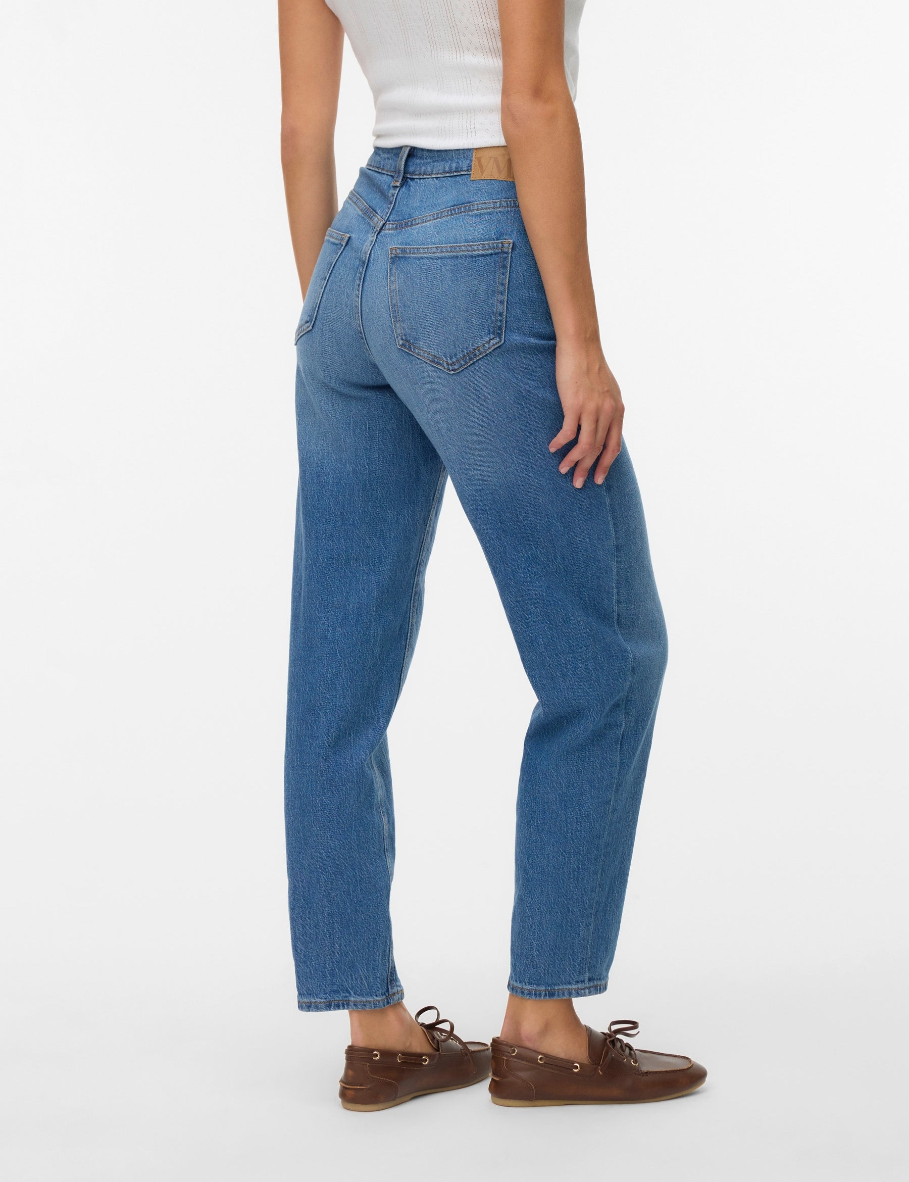 VERO MODA VMTESSA mom jeans in medium blue denim - Image 2