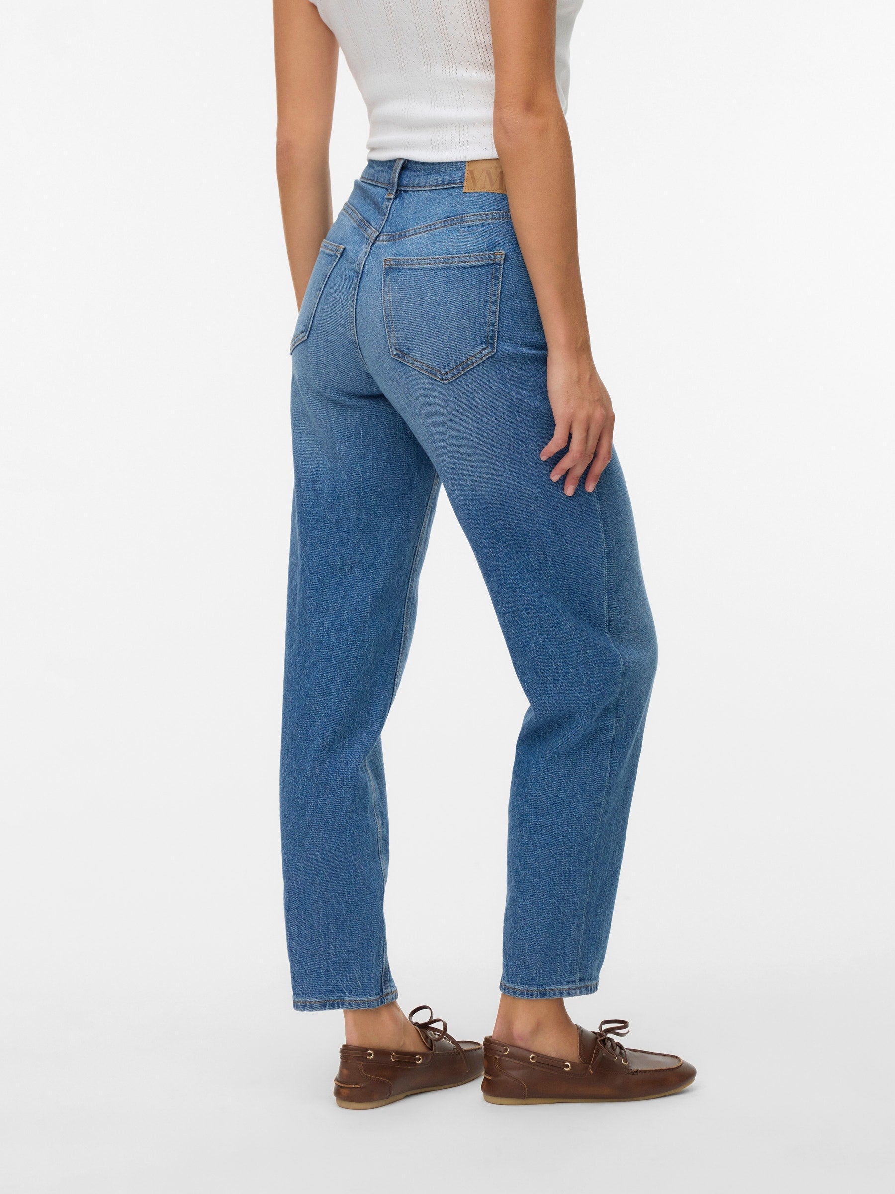 VERO MODA VMTESSA mom jeans in medium blue denim - Image 2