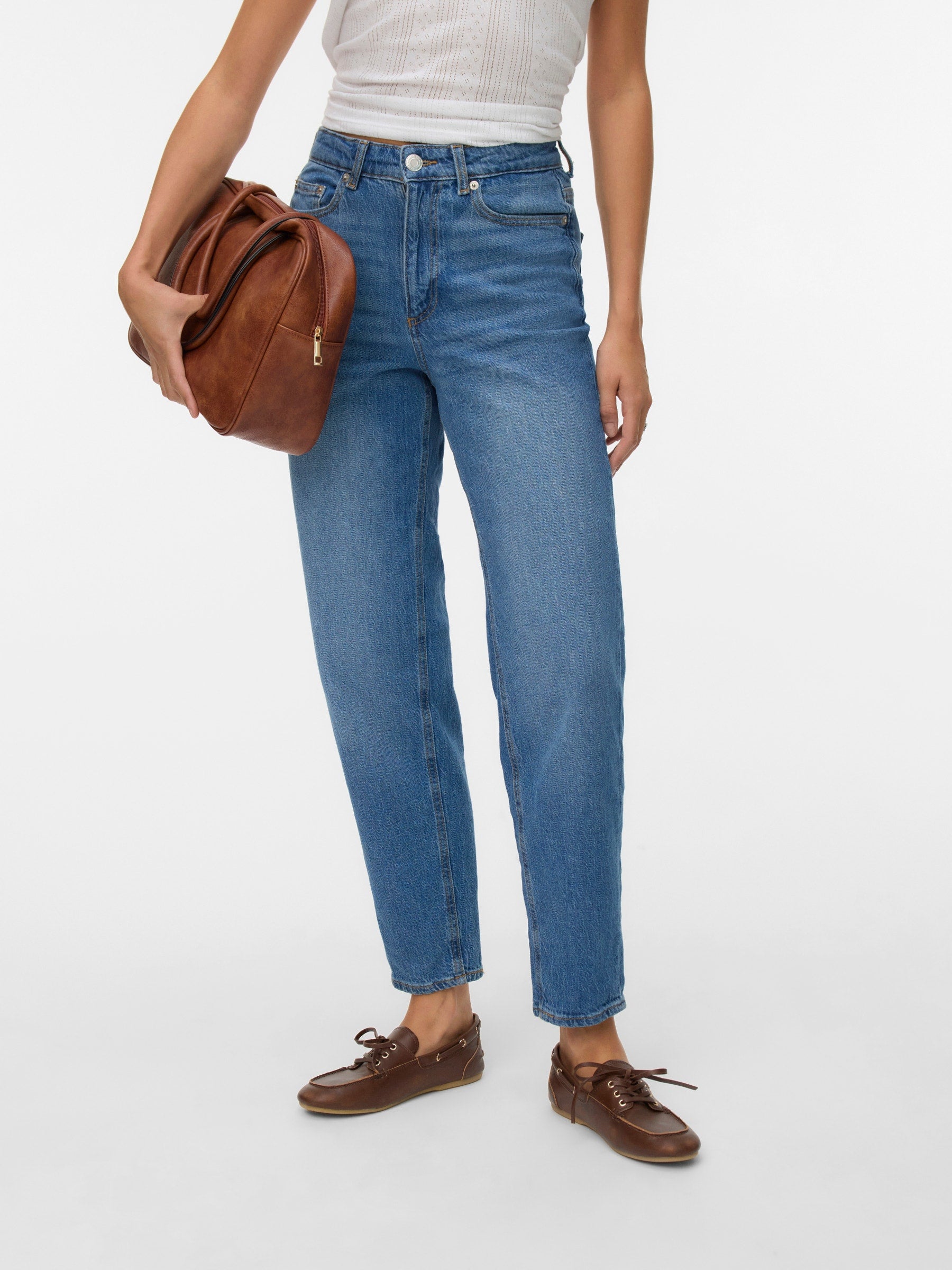 VERO MODA VMTESSA mom jeans in medium blue denim - Image 5