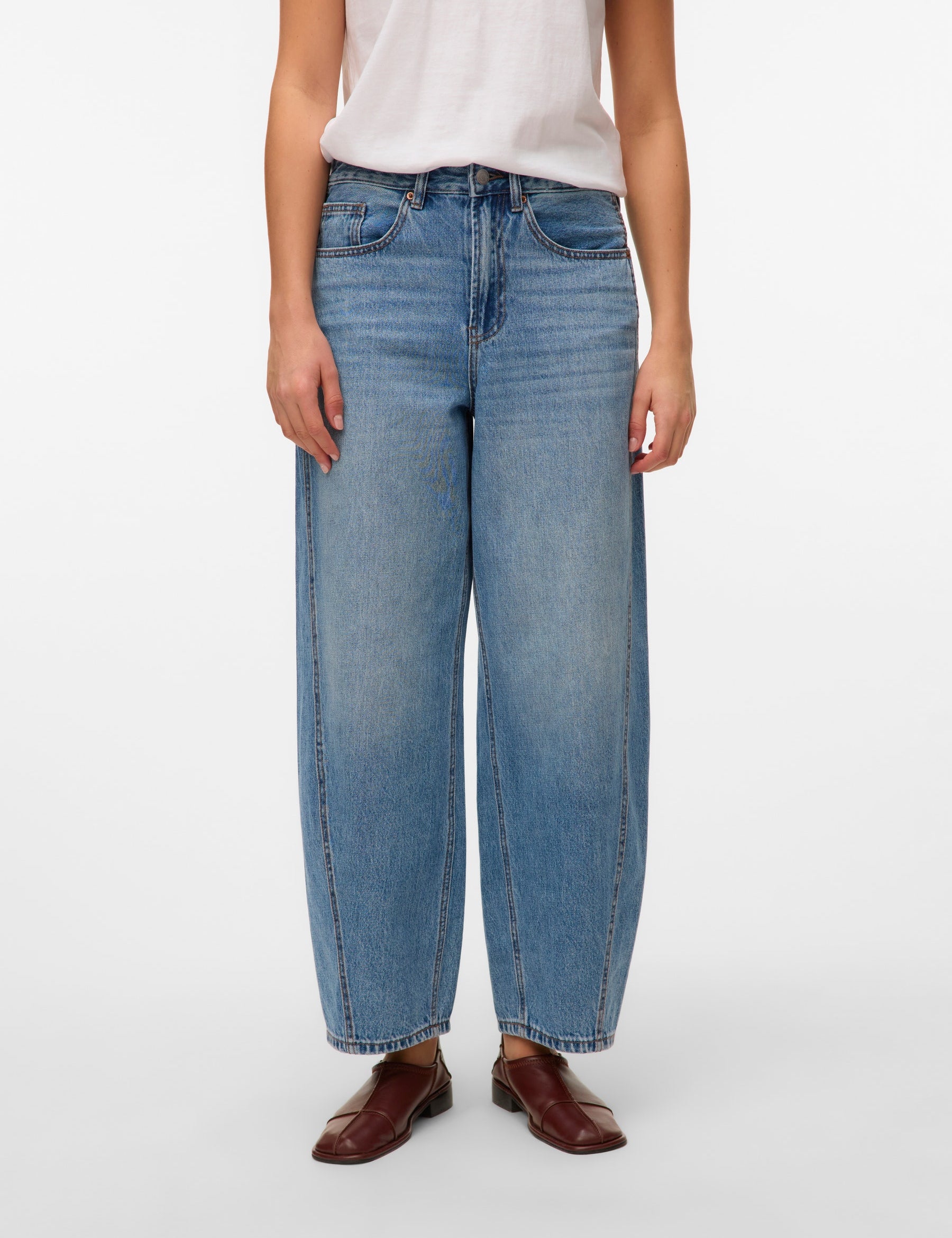 VERO MODA VMZELDA barrel denim jeans mix in medium blue denim - Image 1