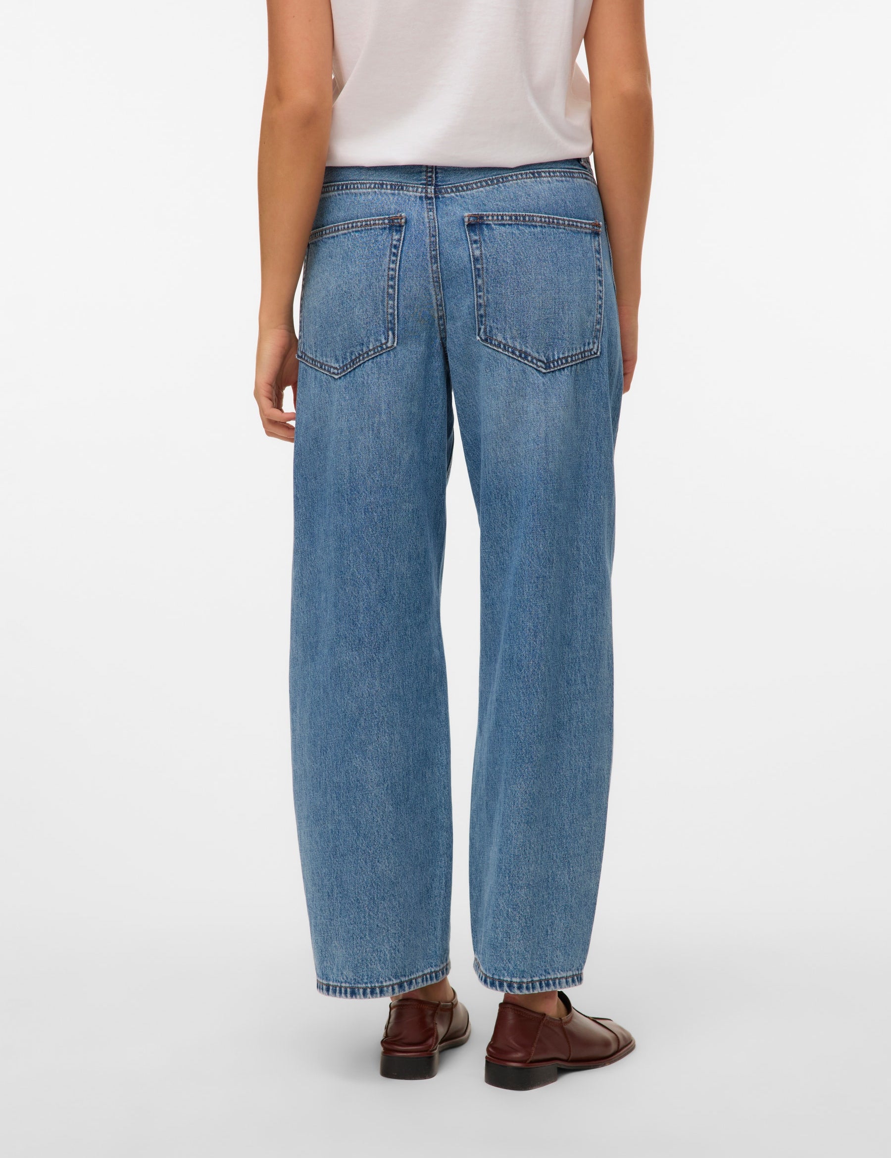 VERO MODA VMZELDA barrel denim jeans mix in medium blue denim - Image 2