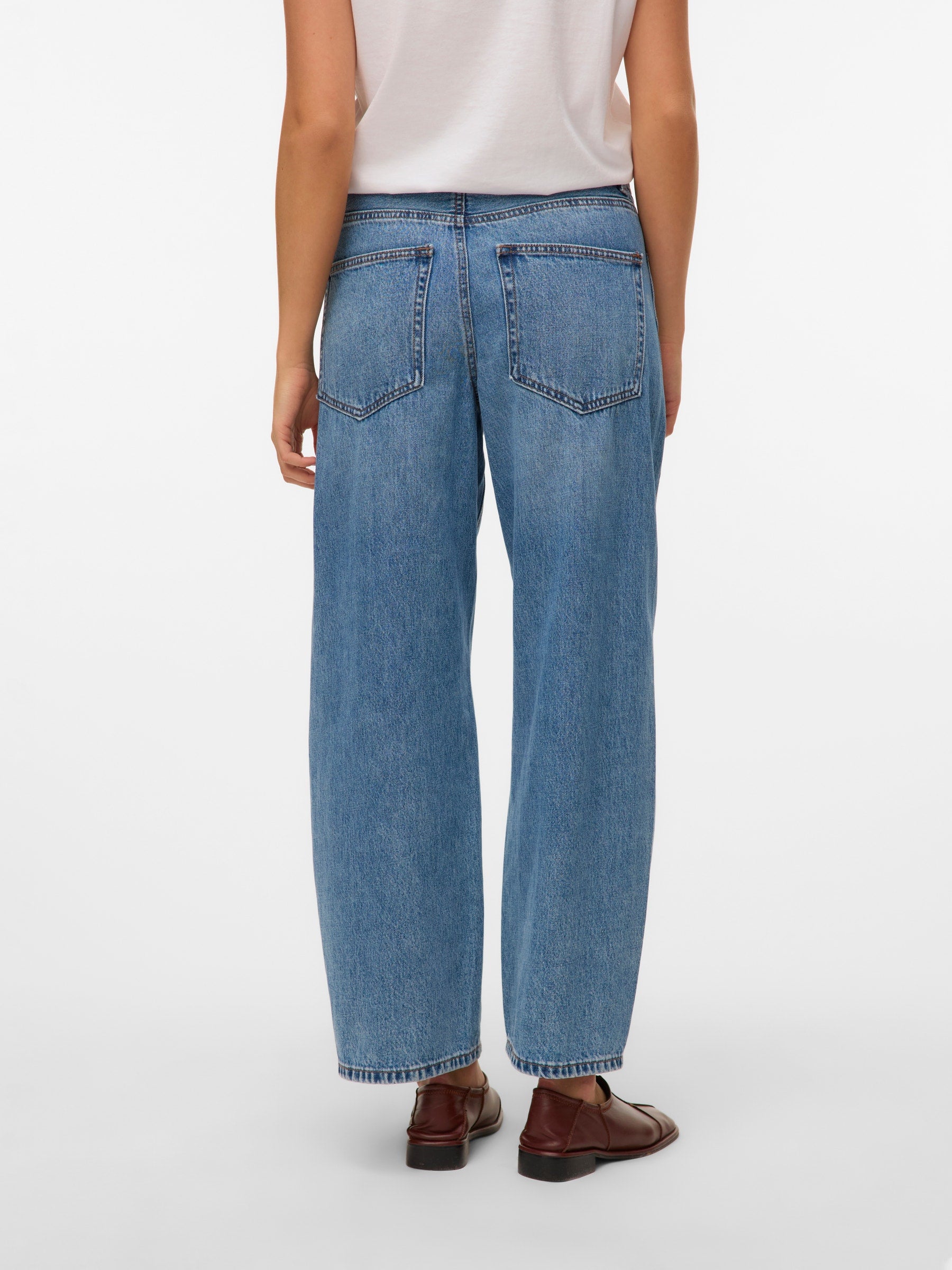 VERO MODA VMZELDA barrel denim jeans mix in medium blue denim - Image 2