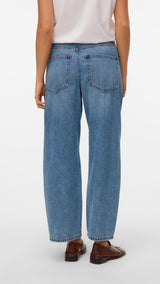 VERO MODA VMZELDA barrel denim jeans mix in medium blue denim - Image 2