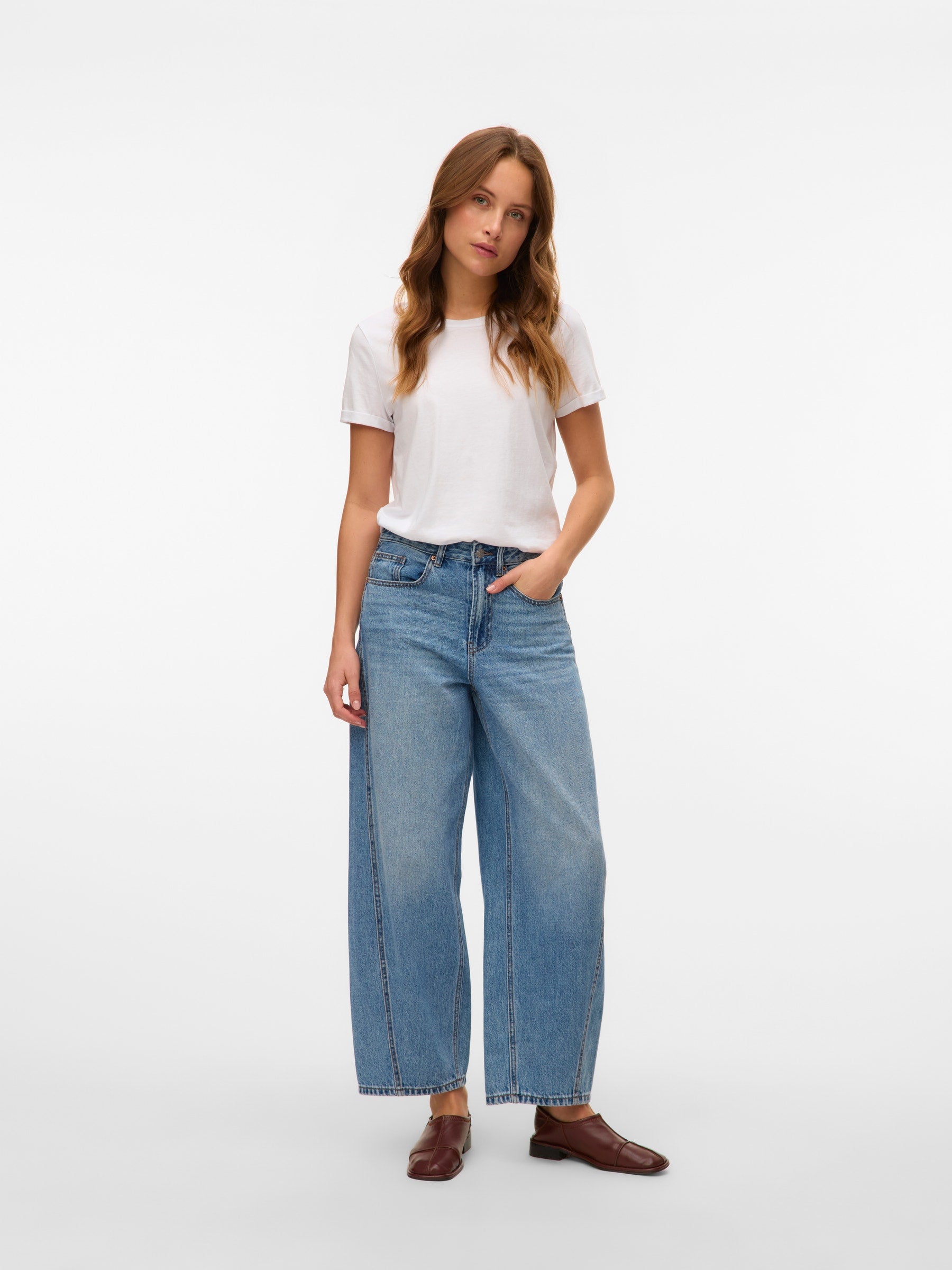 VERO MODA VMZELDA barrel denim jeans mix in medium blue denim - Image 5
