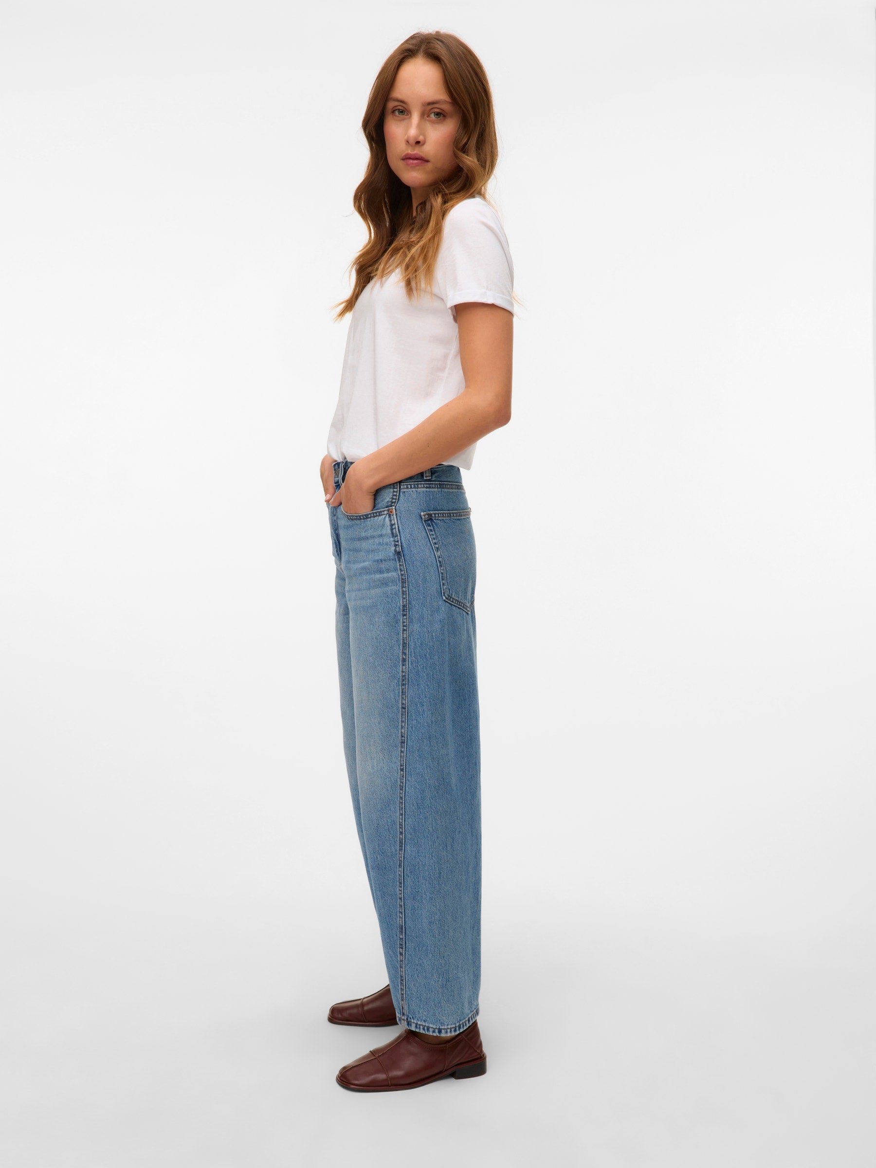 VERO MODA VMZELDA barrel denim jeans mix in medium blue denim - Image 6