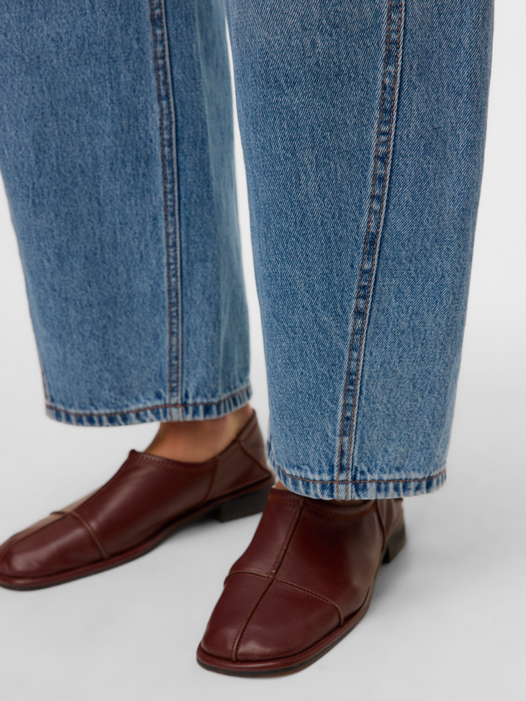 VERO MODA VMZELDA barrel denim jeans mix in medium blue denim - Image 7